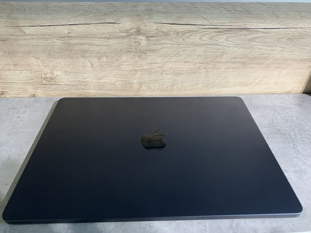 MacBook Air 15’ 2024 год. M3 8/256 аккумулятор 100%