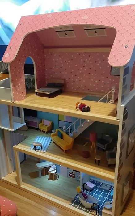 Casa de bonecas de madeira com acessórios