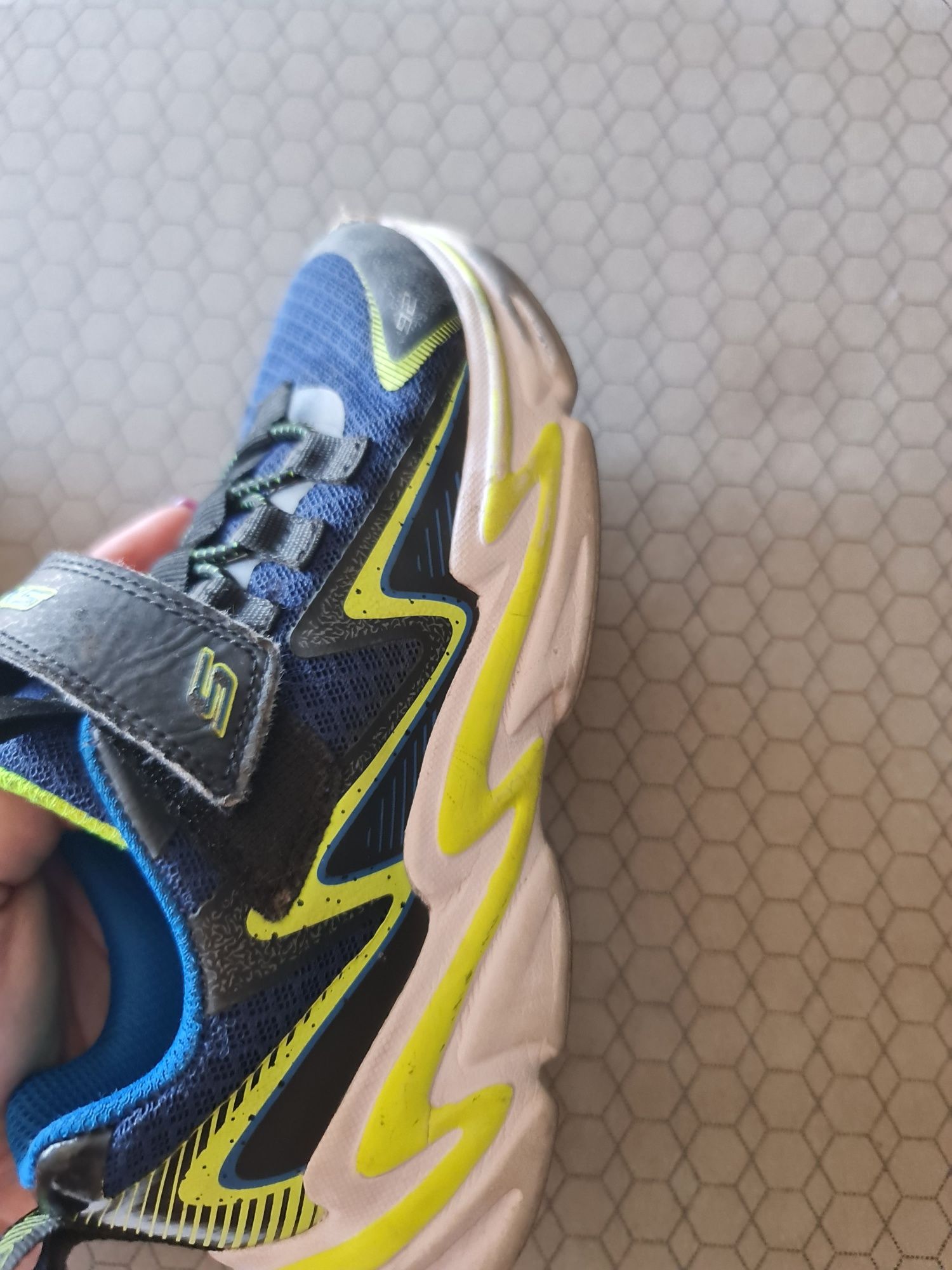 Tenis Skechers azuis com amarelo . Tamanho 33
