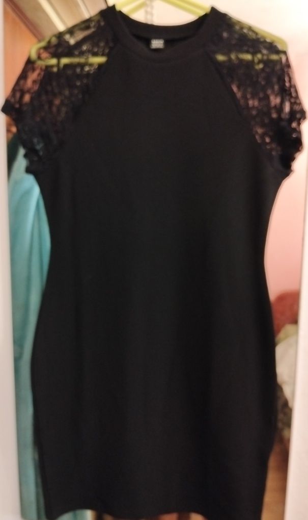 Vestido preto com mangas de renda