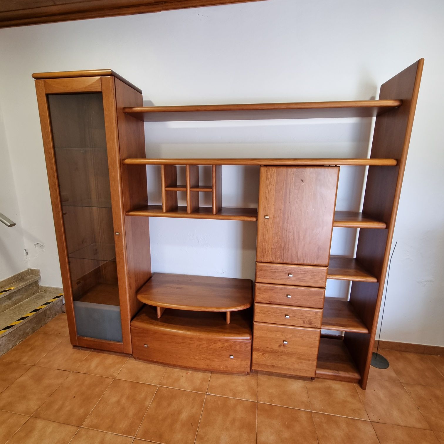 Móvel sala em pinho maciço com vitrine eletrificada