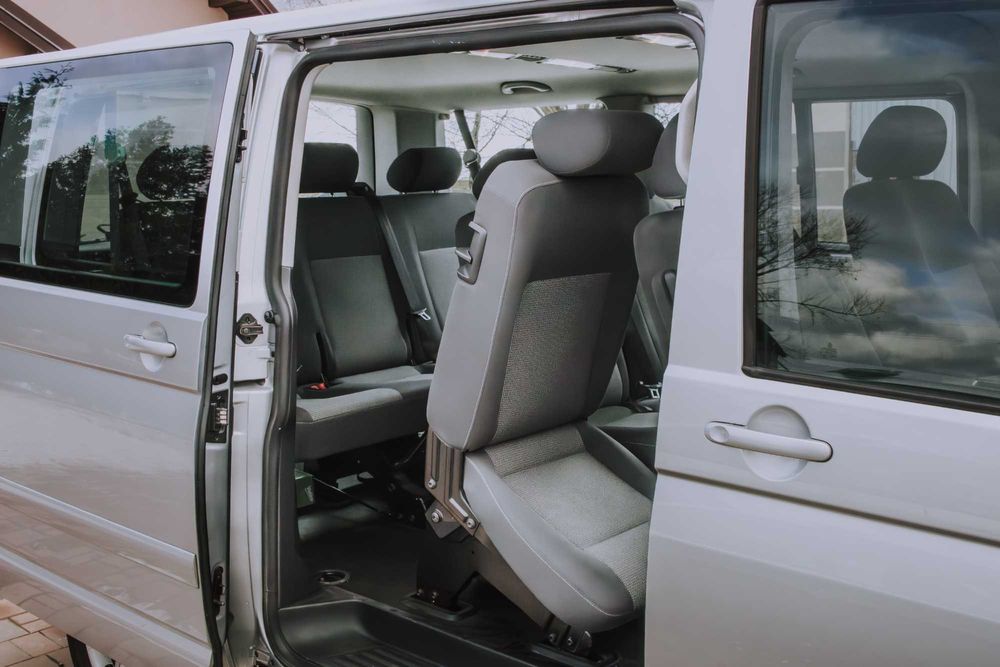 Wynajem VW T5 Caravelle – 8-osobowy bus, komfort i moc 175 KM!