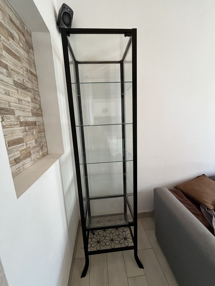 Cristaleira em vidro e detalhes em ferro fundido. Preço negociável.