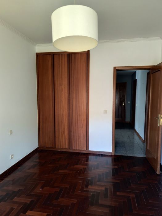 T2 com duas frentes,  terraço e garagem fechada
