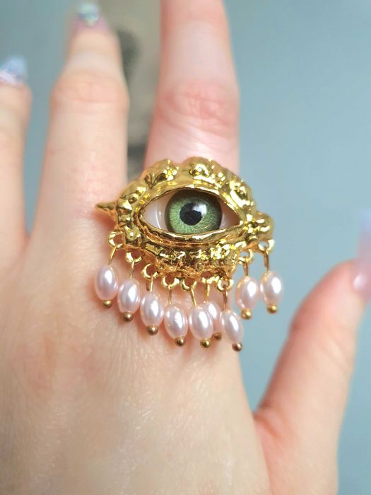Anel surrealista olho verde, metal dourado, anel ajustável