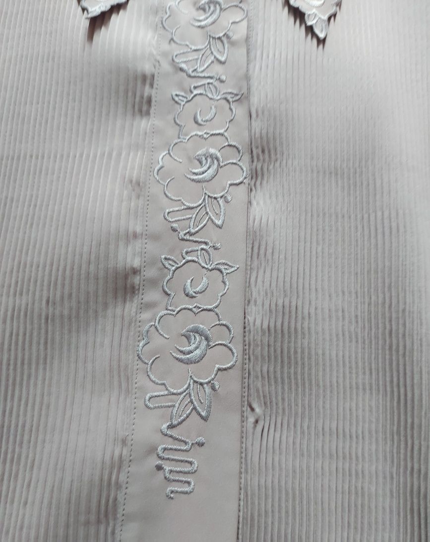 Beżowa bluzka z haftowanym kołnierzem