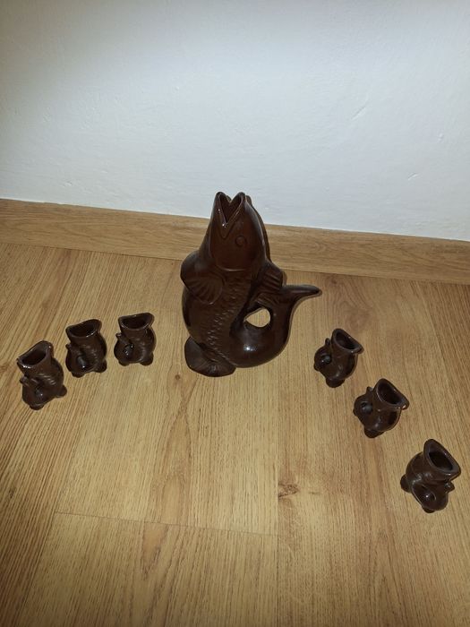 Karafka rybka gliniana + 6  kieliszków z PRL