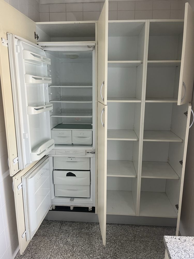 Cozinha grande com eletrodomesticos