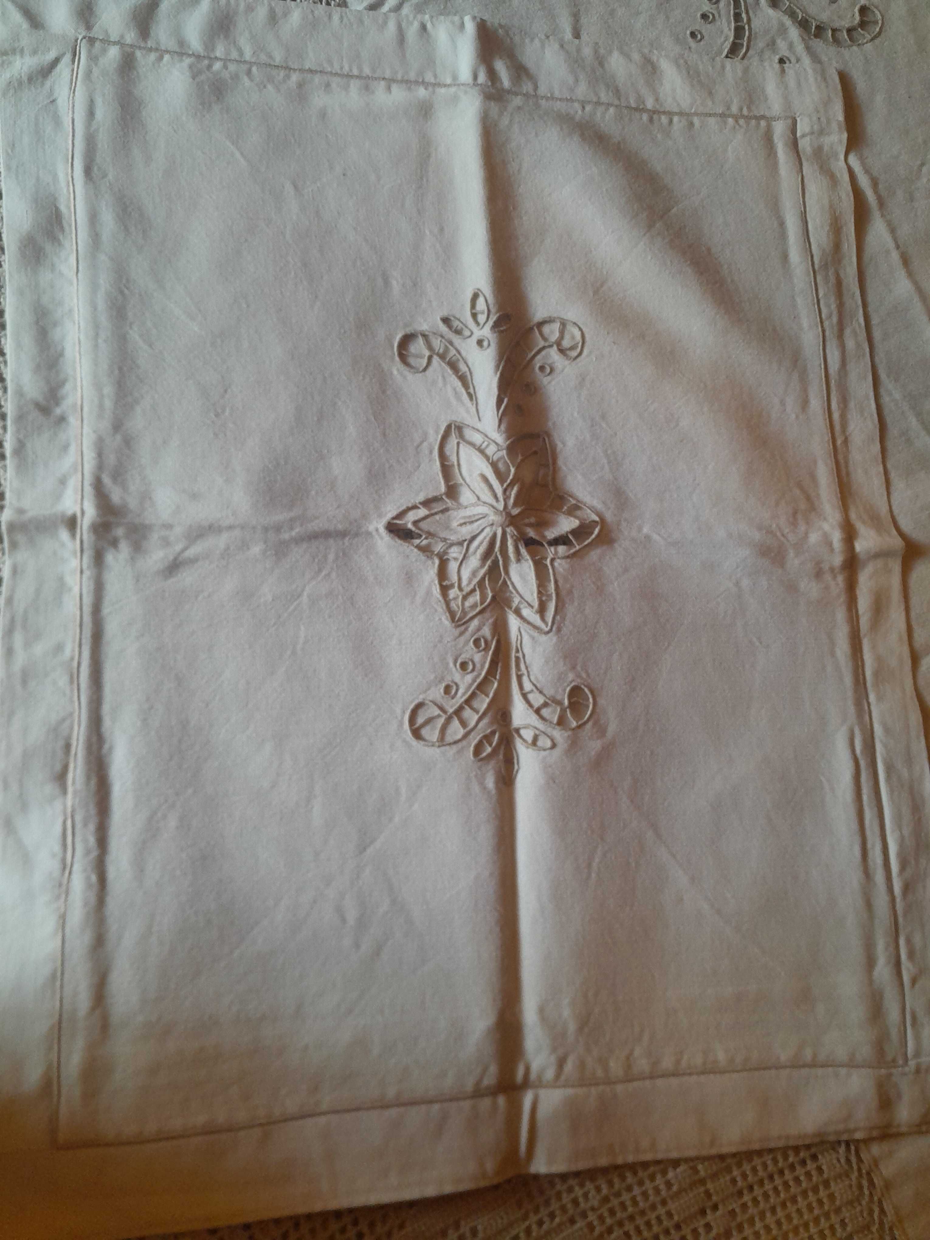 Colcha de renda e linho  artesanal