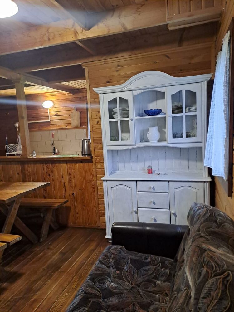 Domek z linią brzegową jeziora Dworackie. Mazury