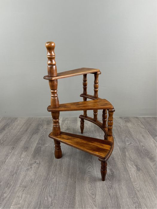 Вінтажні бібліотечні сходи