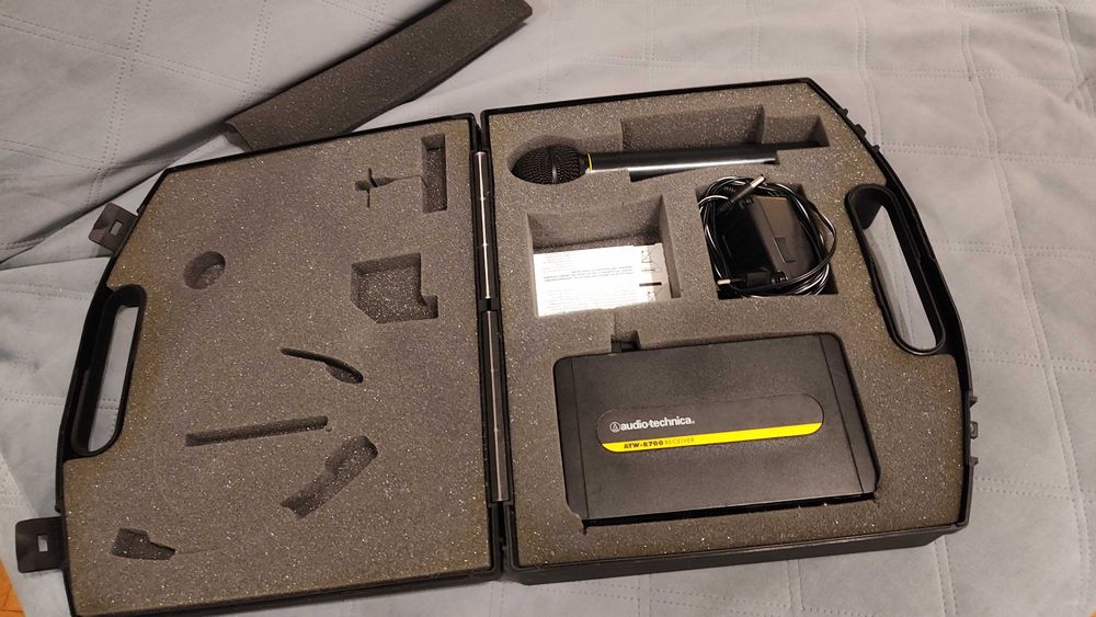 2 mikrofony Audio Technica + receiver atw r700 + zas. (uszkodzone)