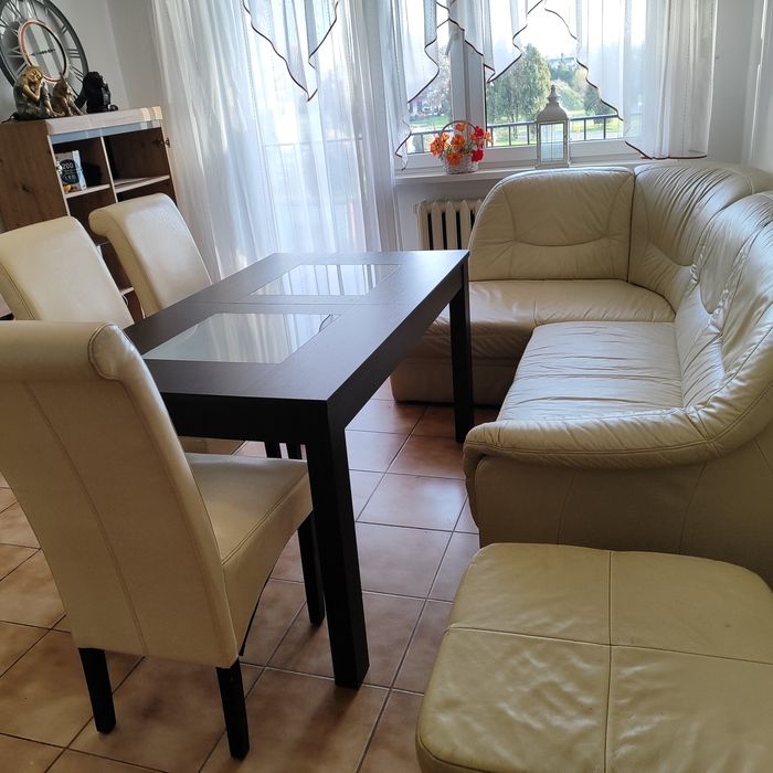 Narożnik skórzany, stół rozkładany, pufa, 3 krzesła