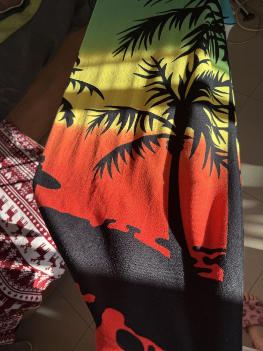 Ręcznik plażowy z kolorowymi palmami, lekko używany