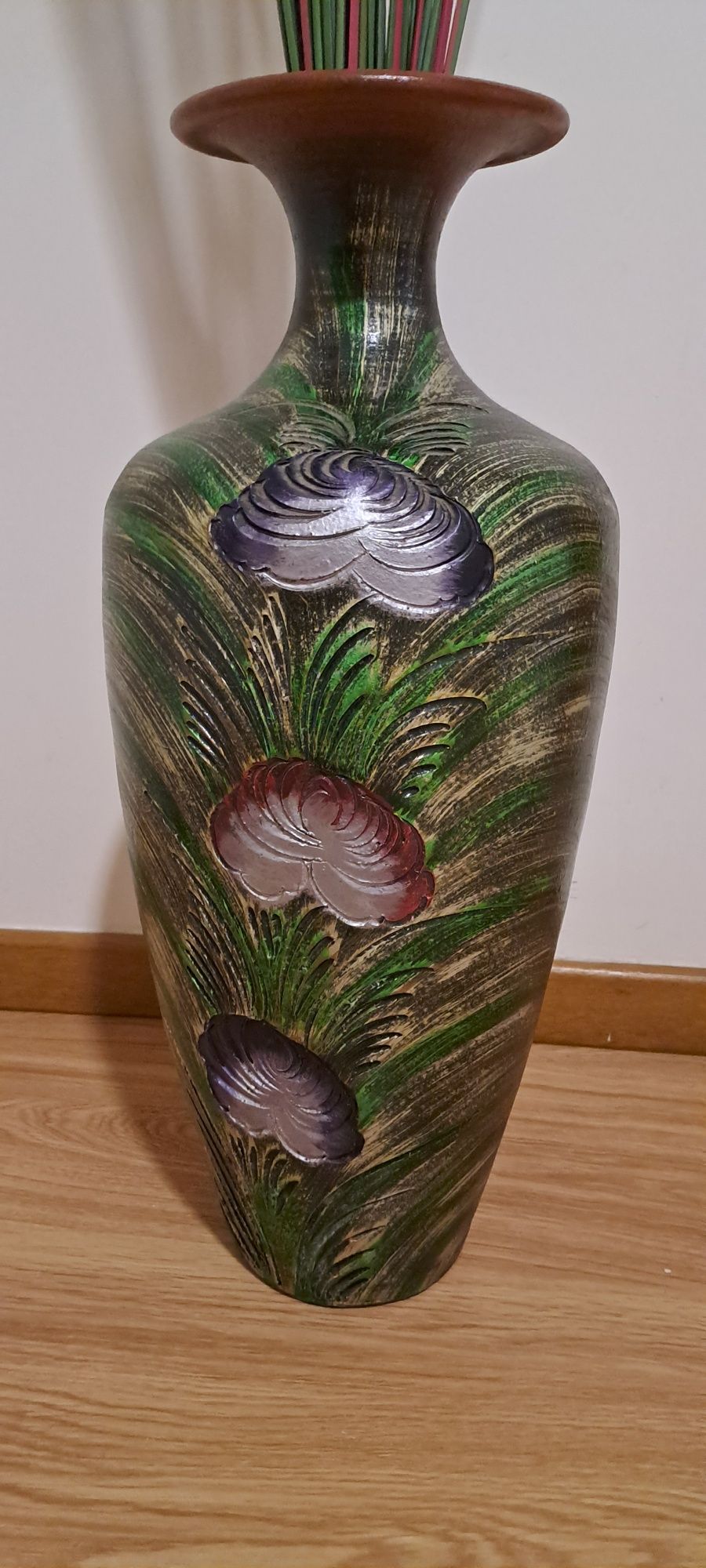 Vaso decorativo com flores em relevo