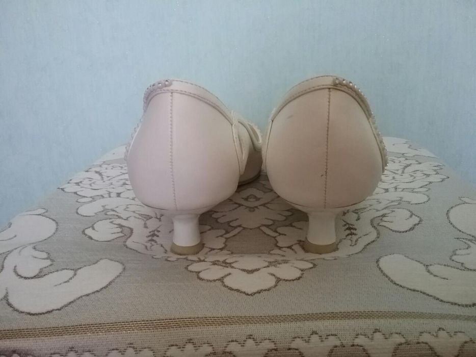 Свадебные туфли на невысоком каблуке