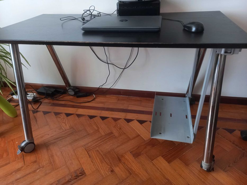 Vendo secretária, usada mas em bom estado.