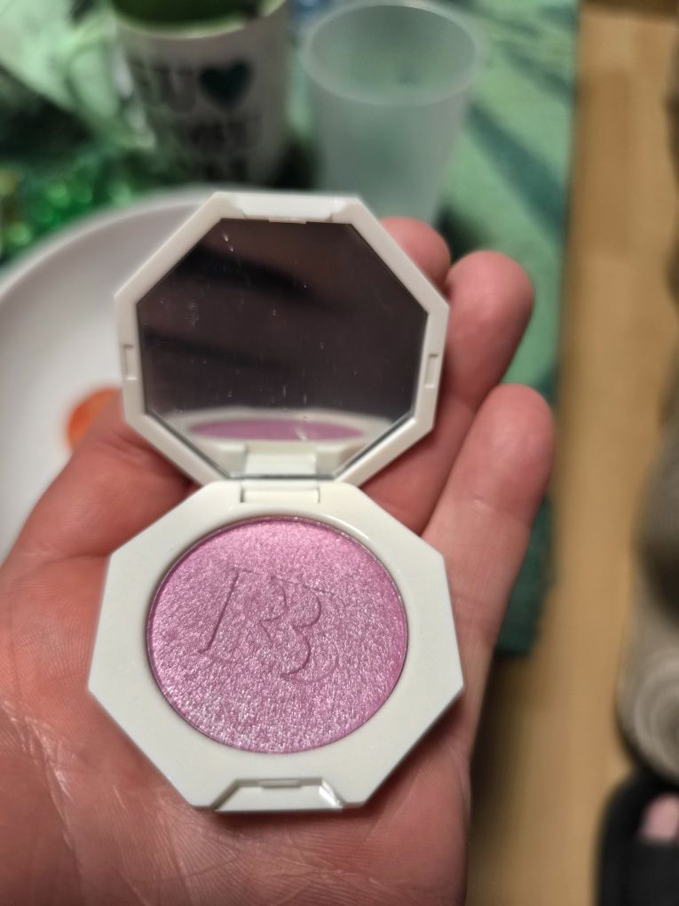 iluminador híbrido creme-pó leve e de longa duração, que se funde na p