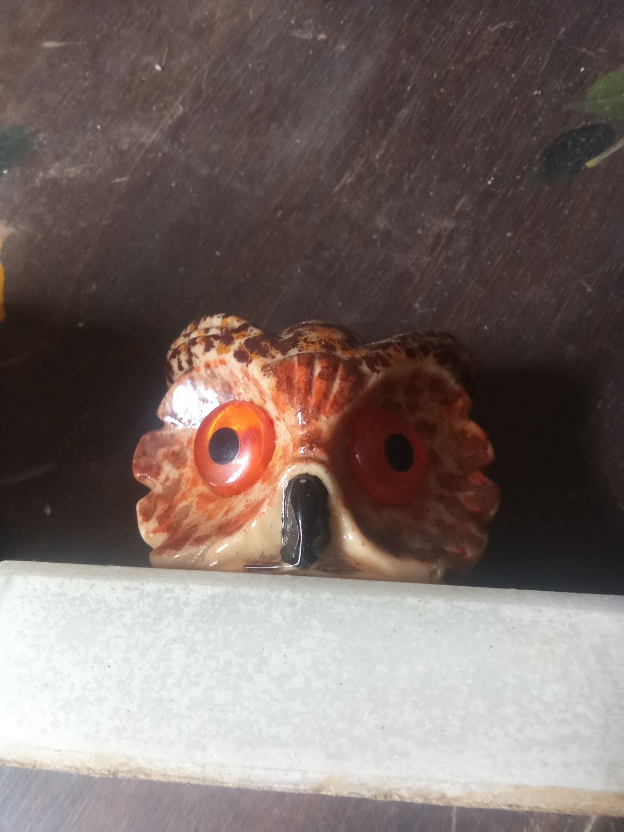 Coruja em porcelana.