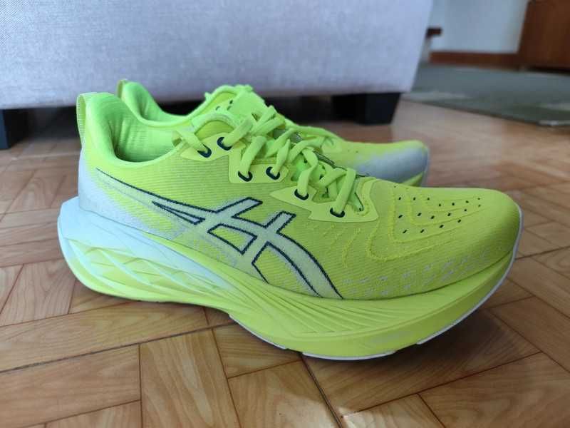 ASICS Novablast 4 - Tamanho 42,5