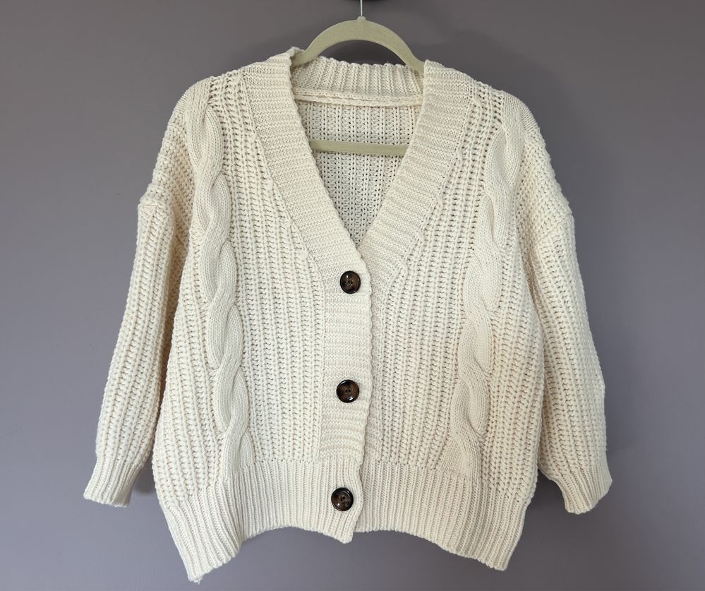 Gruby, krótki sweter oversize w kolorze ecru