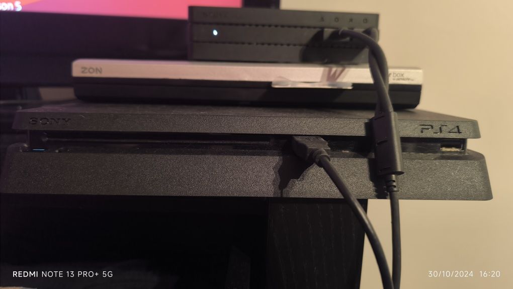 PlayStation 4 Slim + Comandos + Óculos