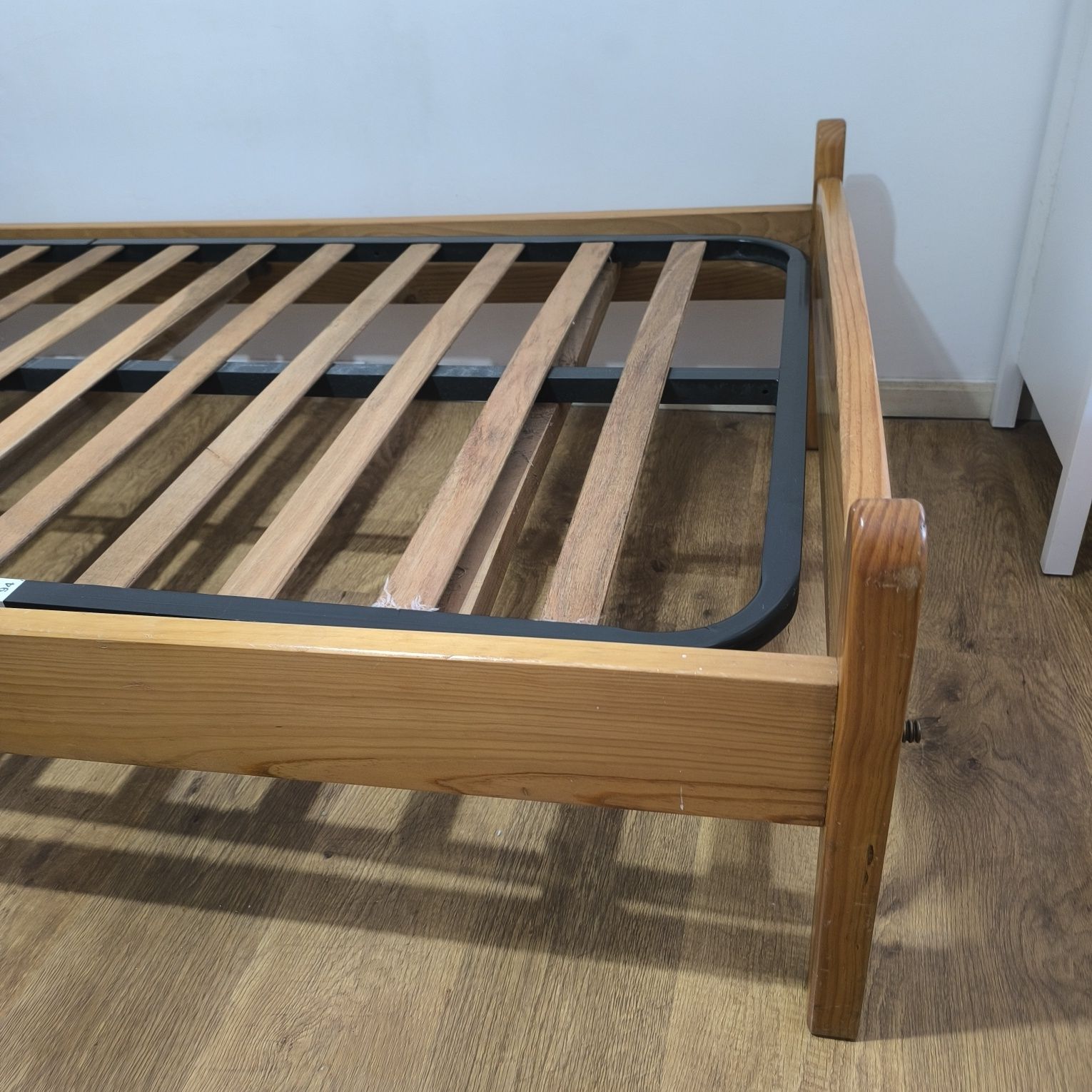 Cama com estrado em madeira maciça