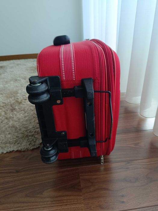 Trolley Monforte Vermelho – Compacto, Expansível e Resistente!