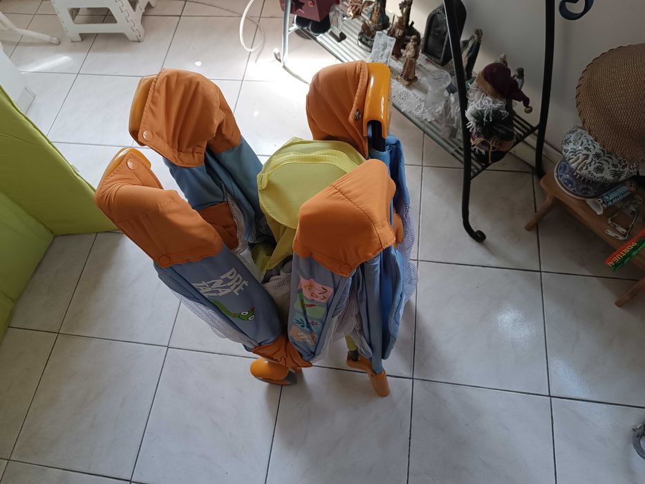 Caminha de bebe com rodas. pratica para levar para passeios