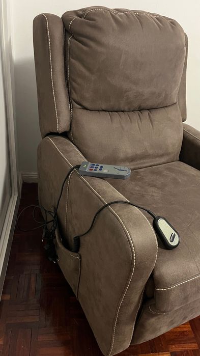Poltrona reclinável eletrica om massagens.