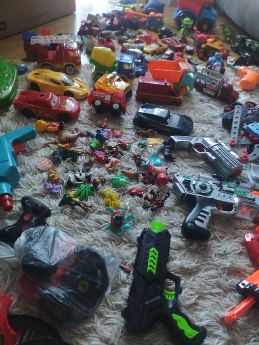 Продам много игрушек. Большой ящик. Для мальчика 3-7 лет.