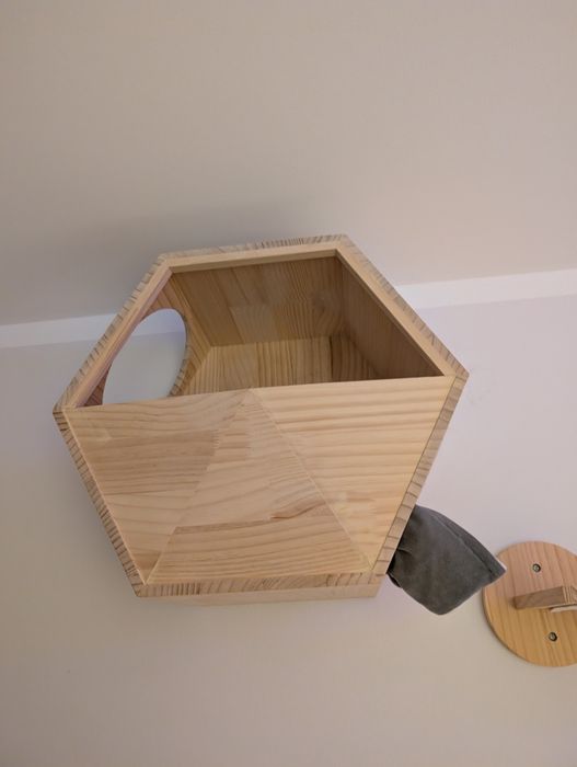 Domek dla kota na ścianę Lulu