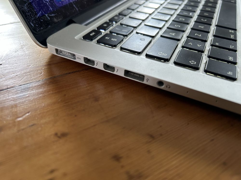 Apple Macbook Pro 13 early 2015 2.7ghz 256 gb intel i5 16mb ram