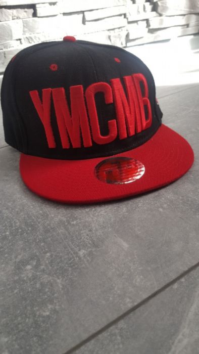 YMCMB Snapback Czapka czarno - czerwona