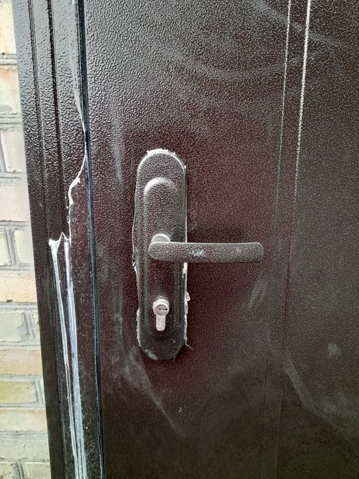 Вхідні металеві двері з коробкою