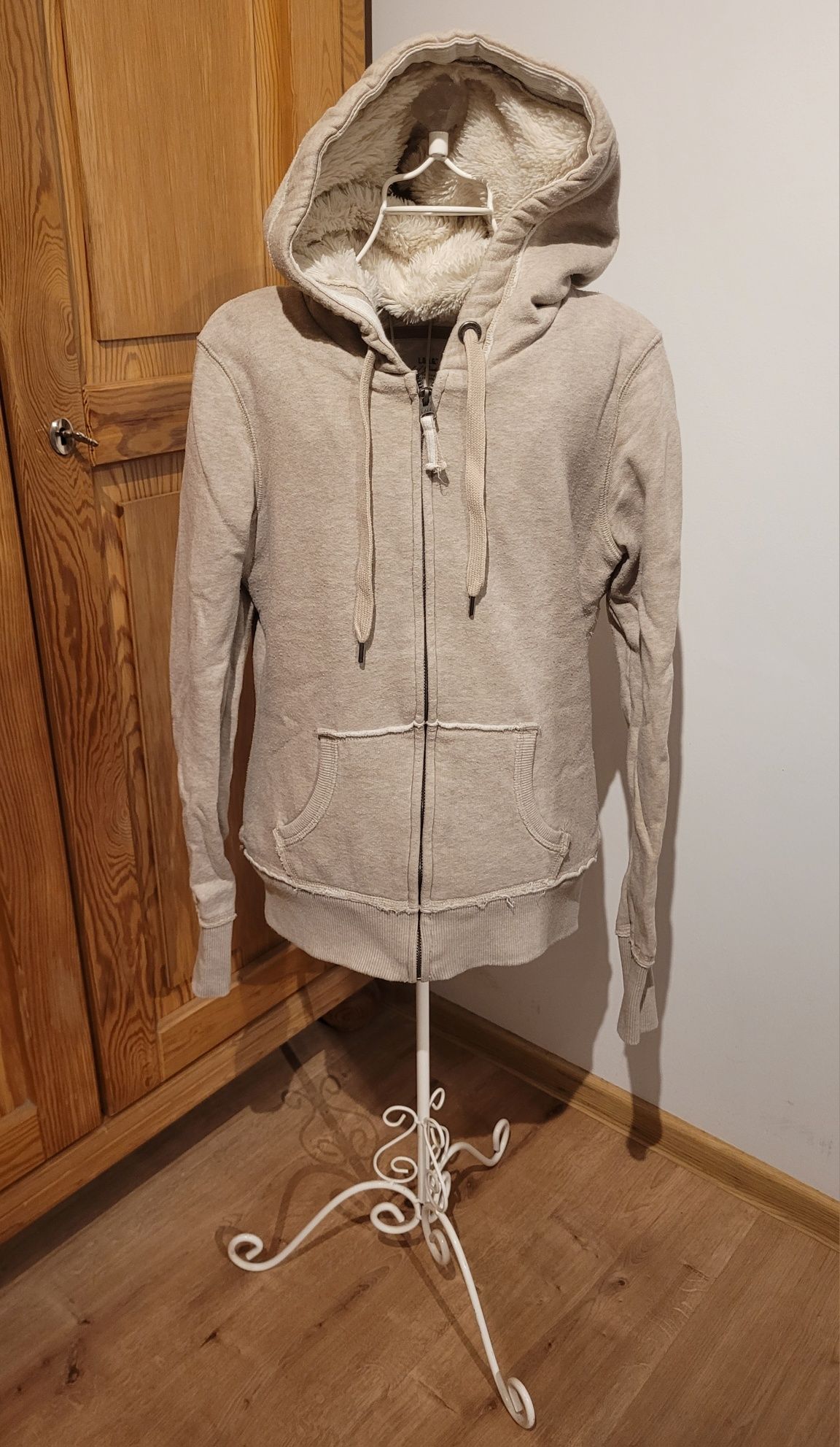 Beżowa, rozsuwana bluza z kapturem (H&M, M).