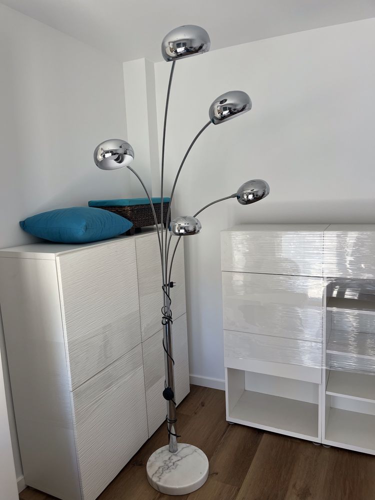 Candeeiro de pé metal prateado com base em pedra