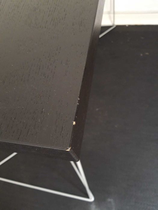 Mesa com tampo preto removível e pernas metálicas