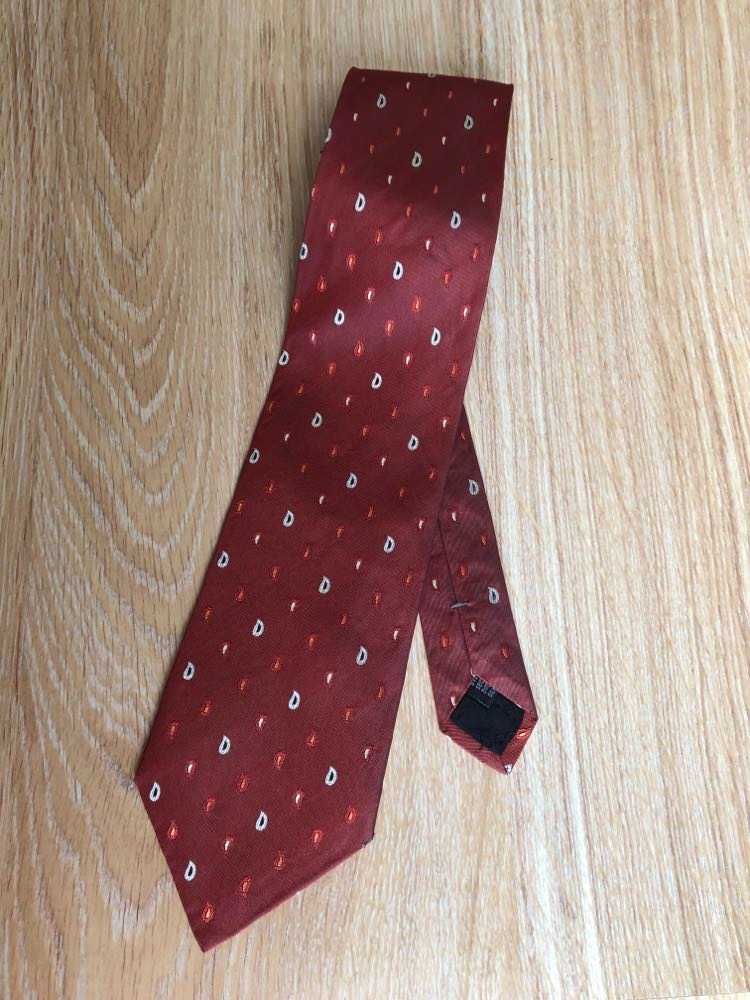 Krawat w pięknym odcieniu czerwieni, w drobny print.