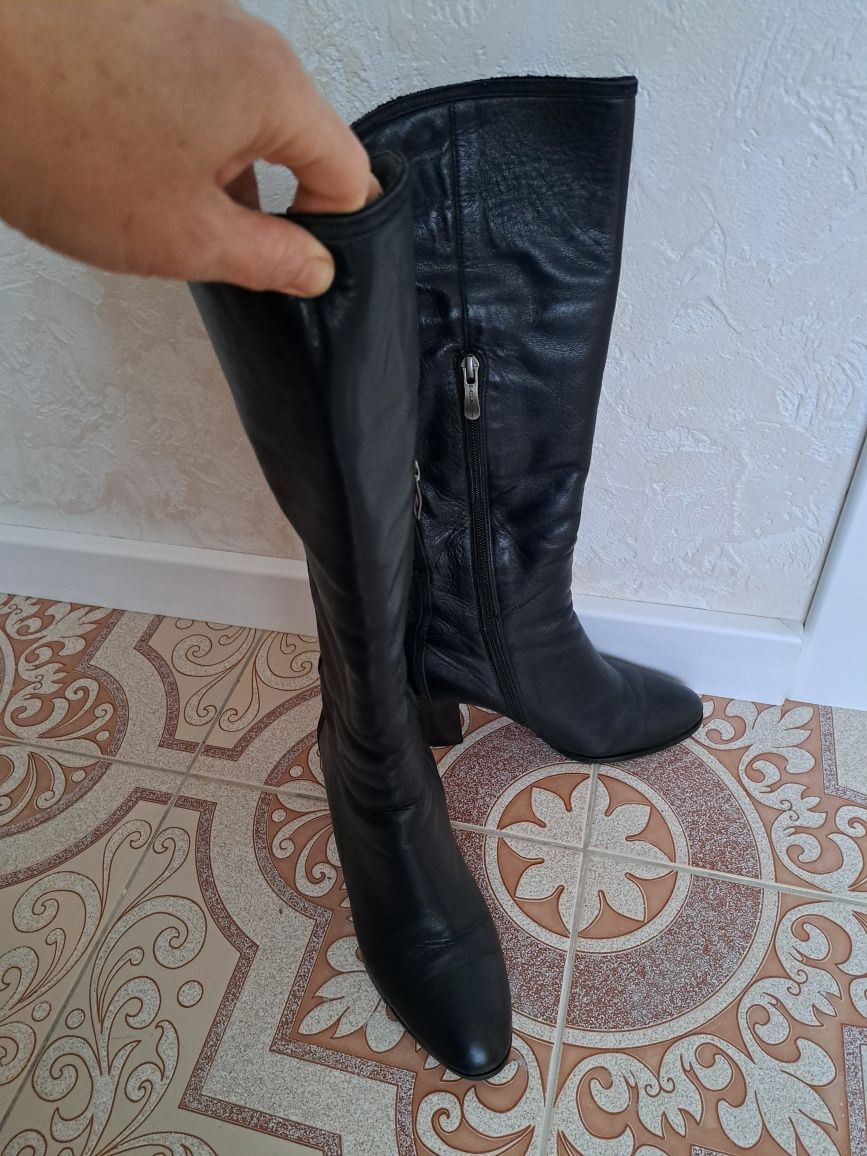Продам чоботи зимові на цегейці.
