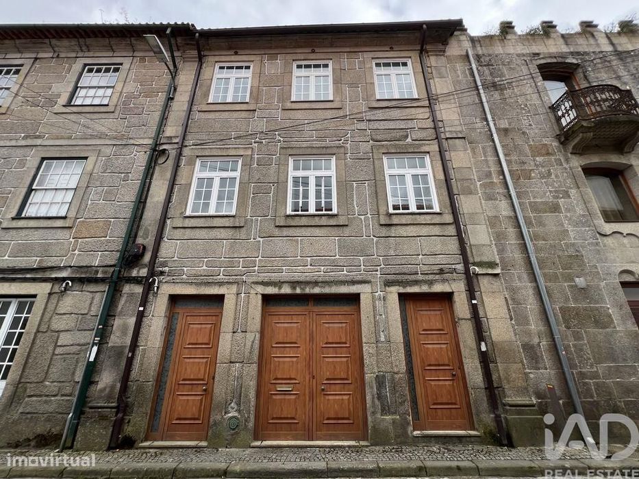 Prédio T5 em Vouzela e Paços de Vilharigues de 360,00 m2