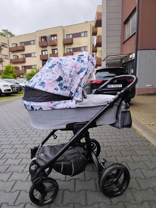 Wózek głęboki z gondolą dla dziewczynki kwiaty Bebetto