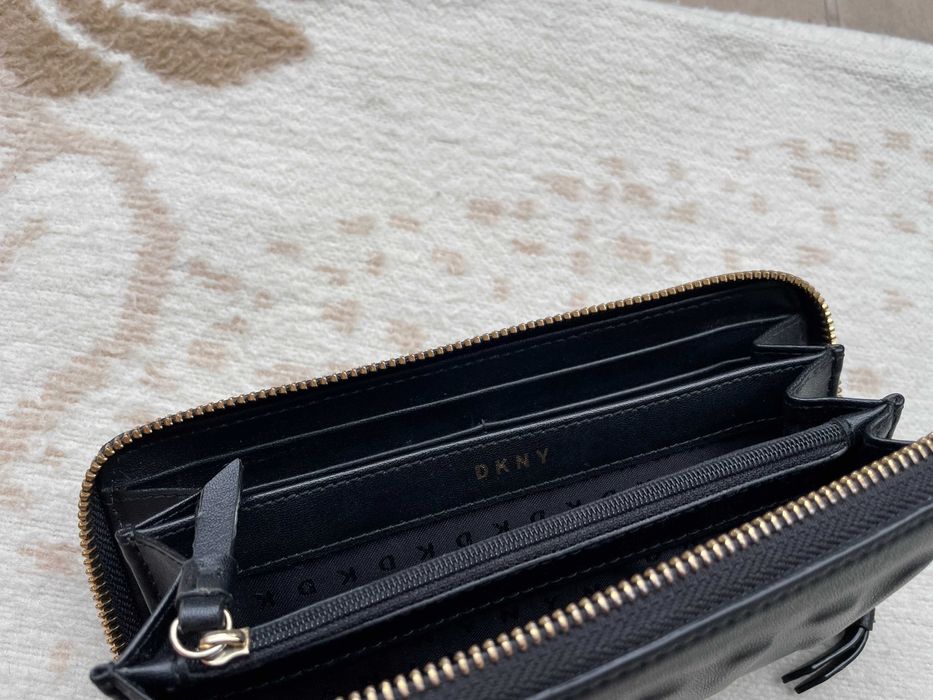 Portfel Damski DKNY - Tilly Lg Zip Around R74QV103 Blk/Gold BGD