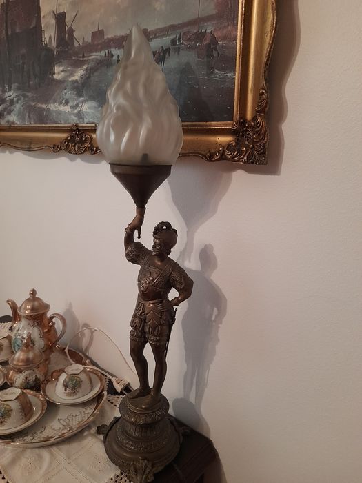 Candeeiro de bronze guerreiro