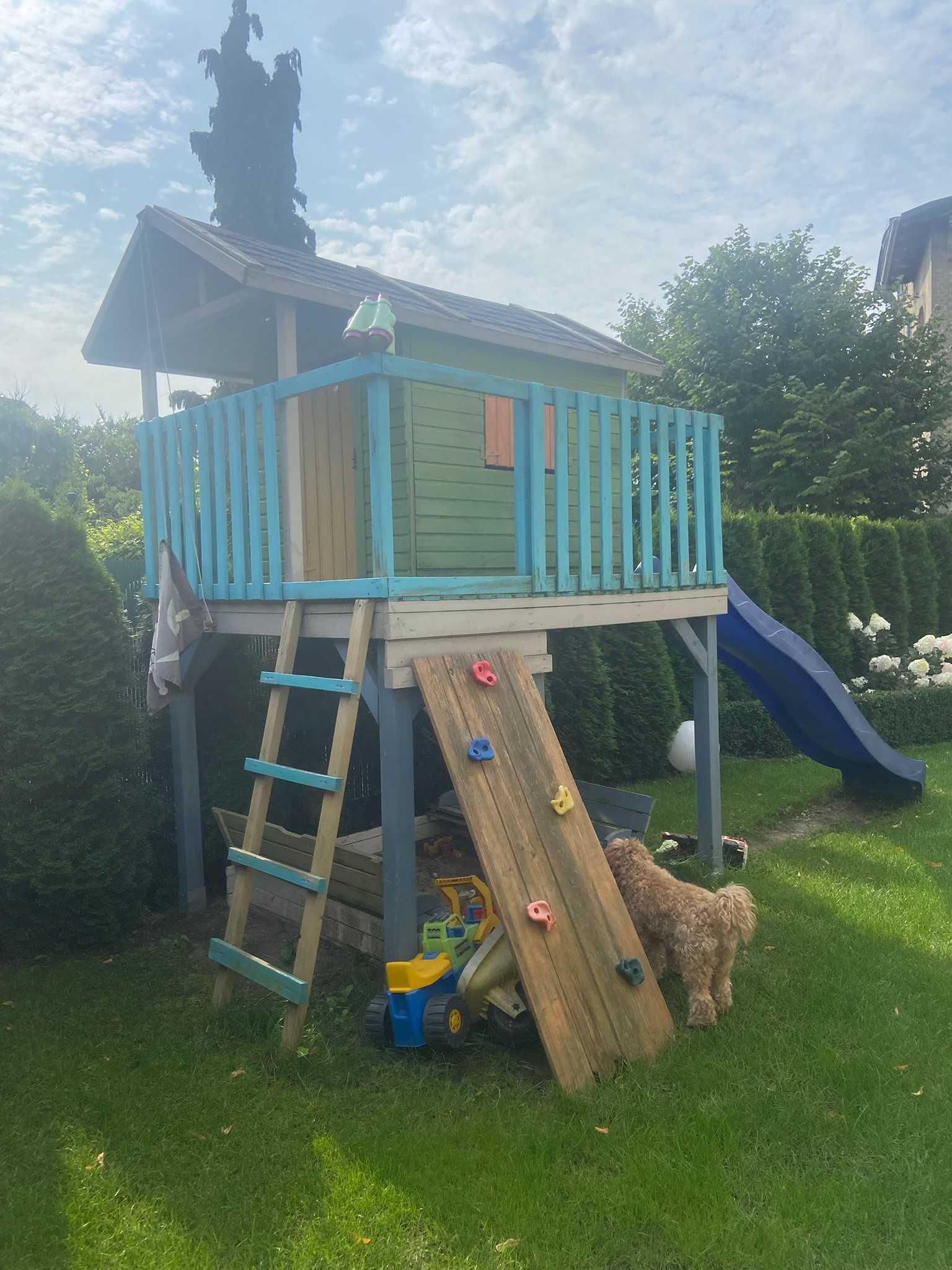 domek z piaskownicą i zjeżdżalnią dla dzieci
