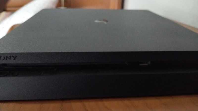 Vendo PS4 mais comando original