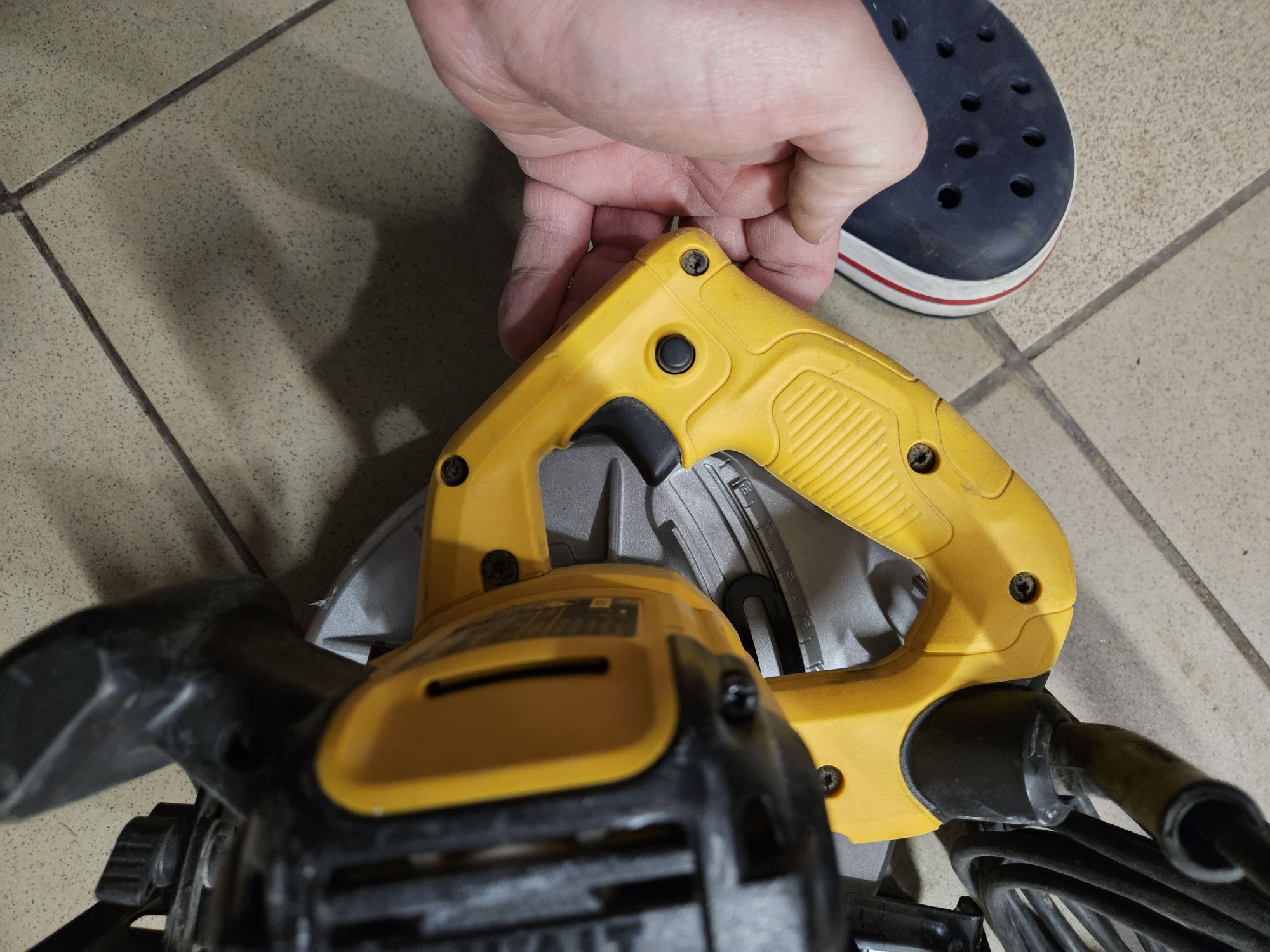 Pilarka Dewalt Dwe560