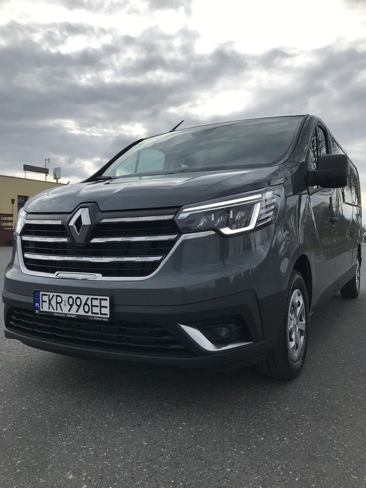 Wynajem busa Renault Trafic 9 osób