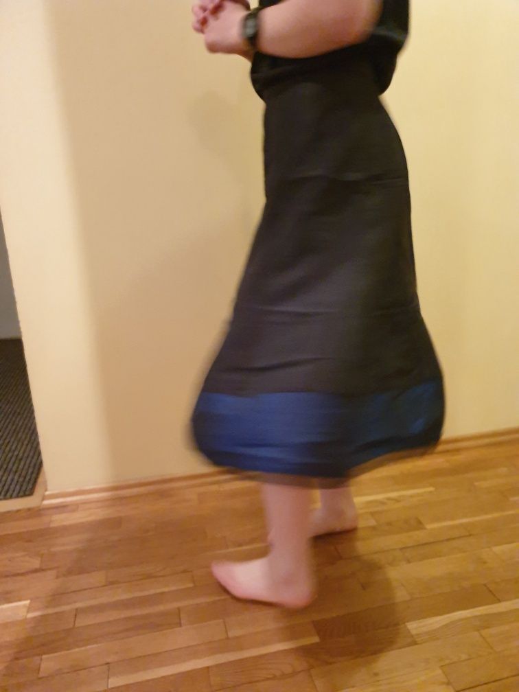 Czarna spódnica z granatowym wykończeniem