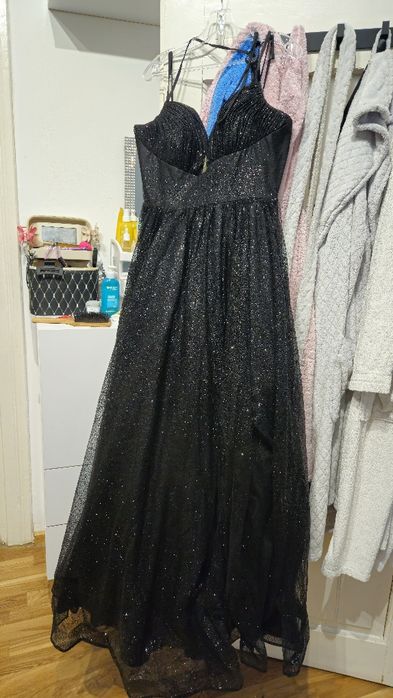 Sukienka na studniówkę lub bal. Tiulowa czarna z brokatem